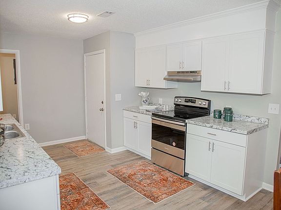 4th image of 601 Lake Dr