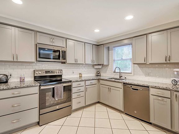 5th image of 110 Fair St