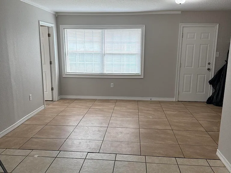 98 Russell Blvd — Photo 2