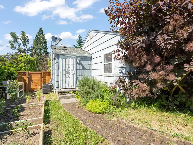 2644 N Baldwin St — Photo 21