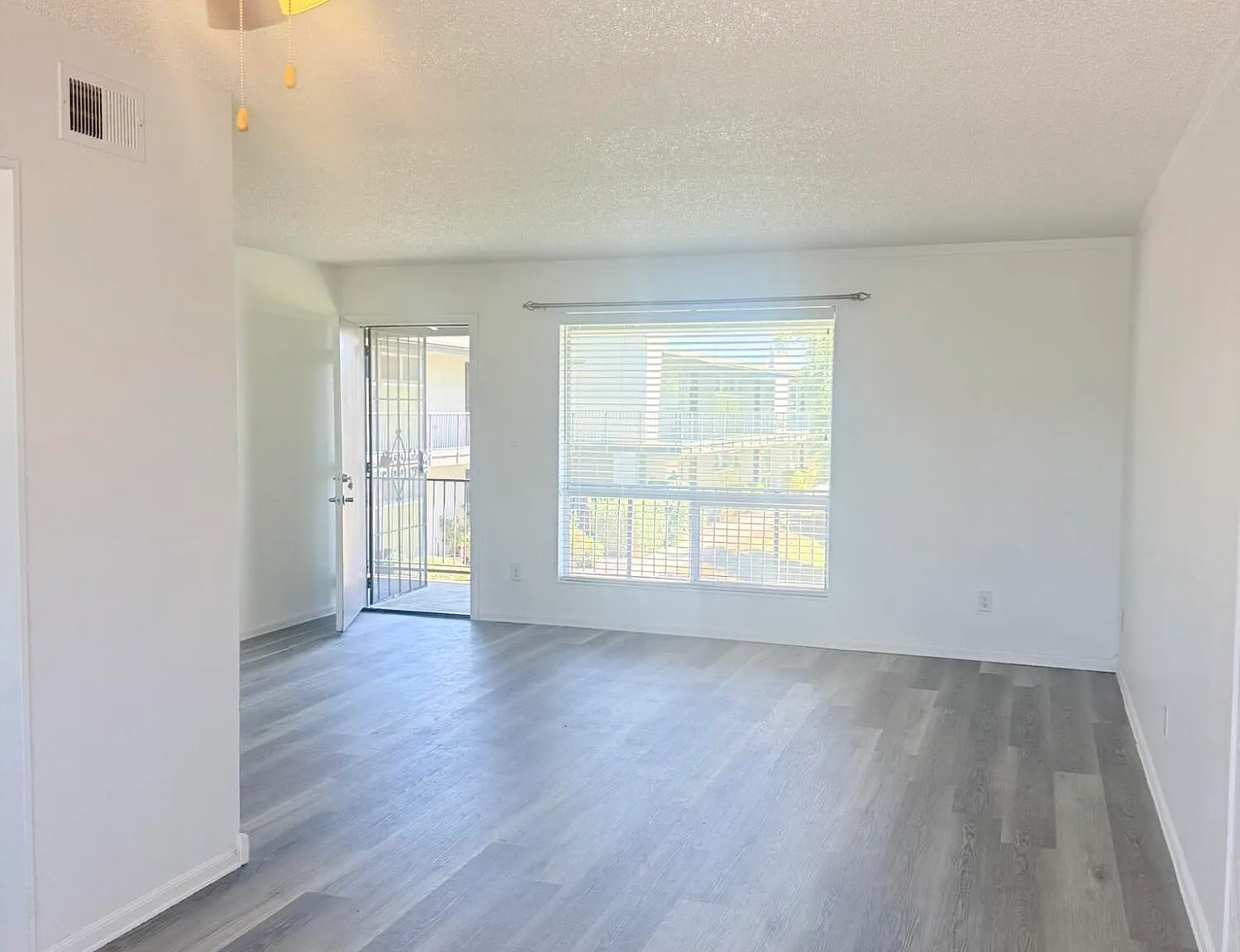 1 bed, 1.0 bath, 837 sqft, $1,250 — Photo 3