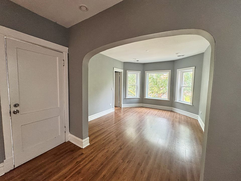 Looking towards the front bedroom and the front of the house/street