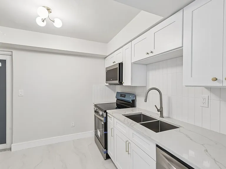 The Oaks Apartments — Photo 9