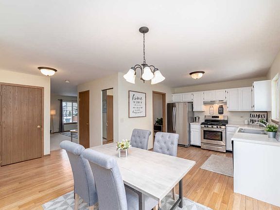 3rd image of 7 Gibbons Ct