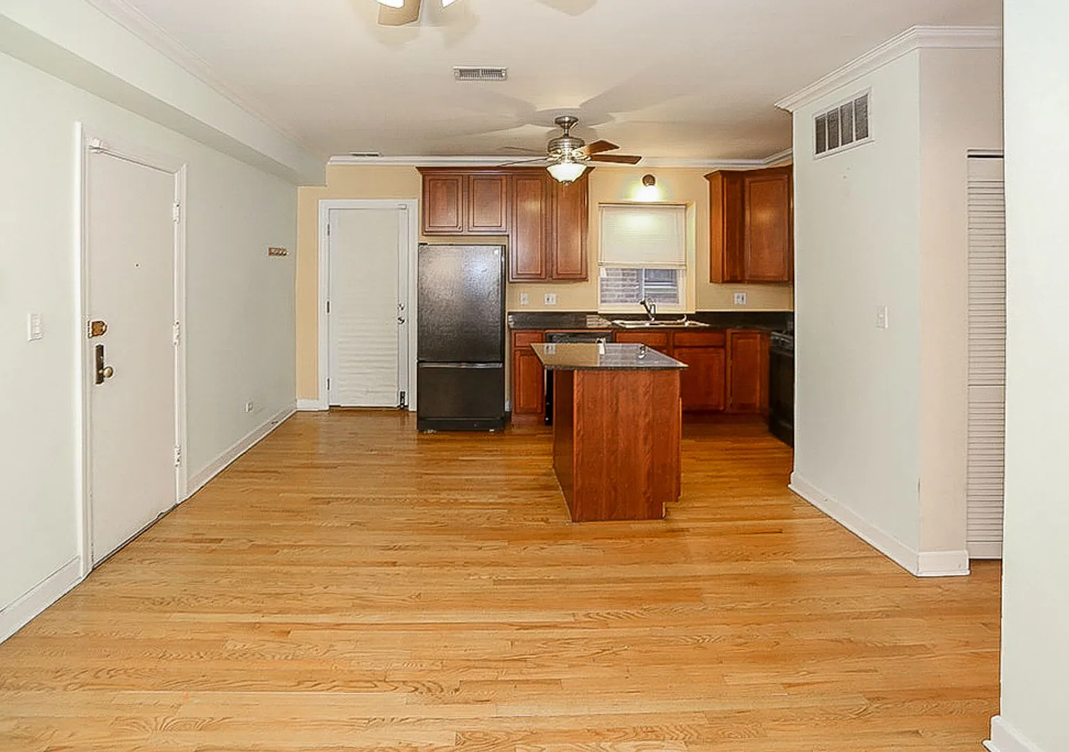 2 bed, 900 sqft, $3,495 — Photo 3