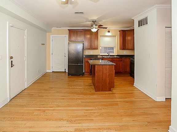 3rd image of 626 W Roscoe St Floor 1