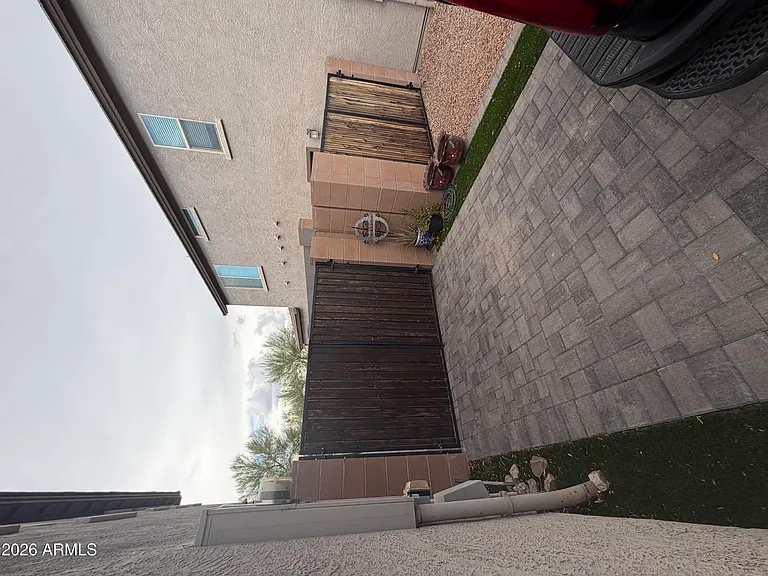2924 N Taylor Ln — Photo 8