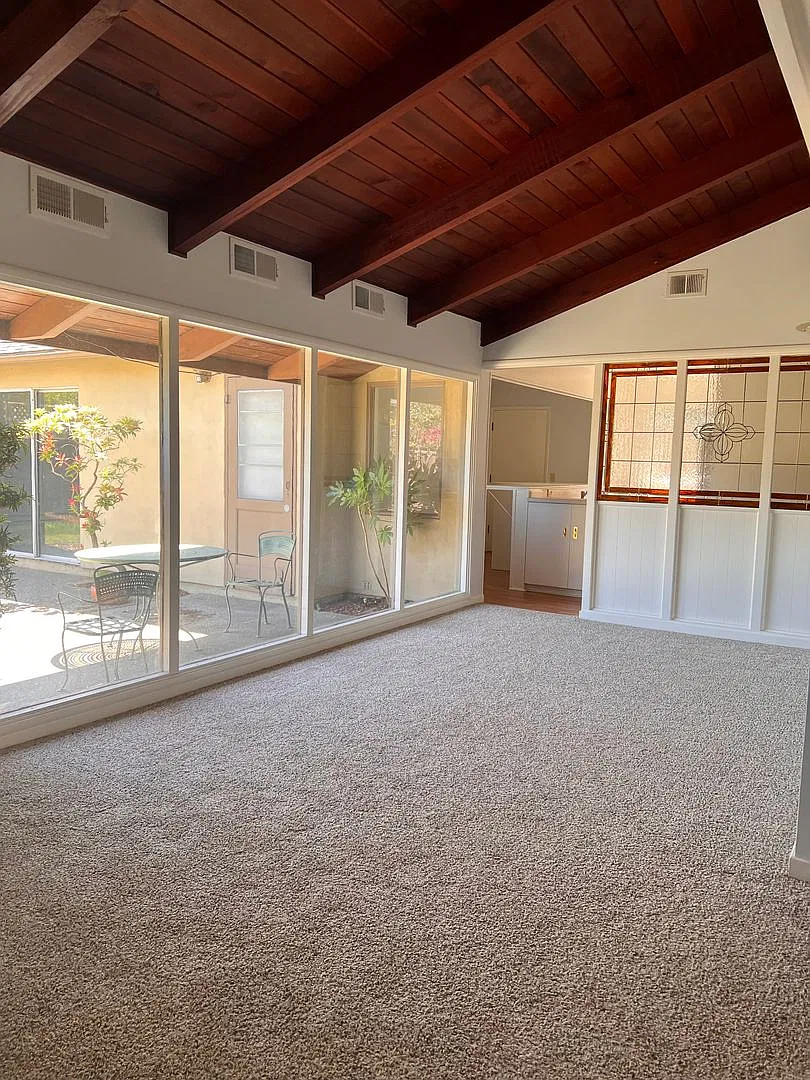 Spacious home with vaulted ceilings & natural lighting, small pets welcome available now! — Photo 1