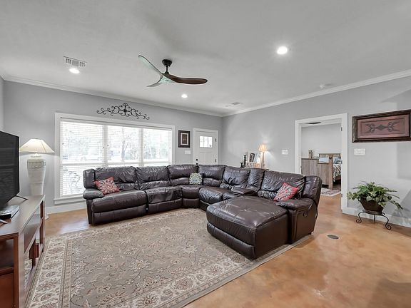 4th image of 130 Cedar Ct