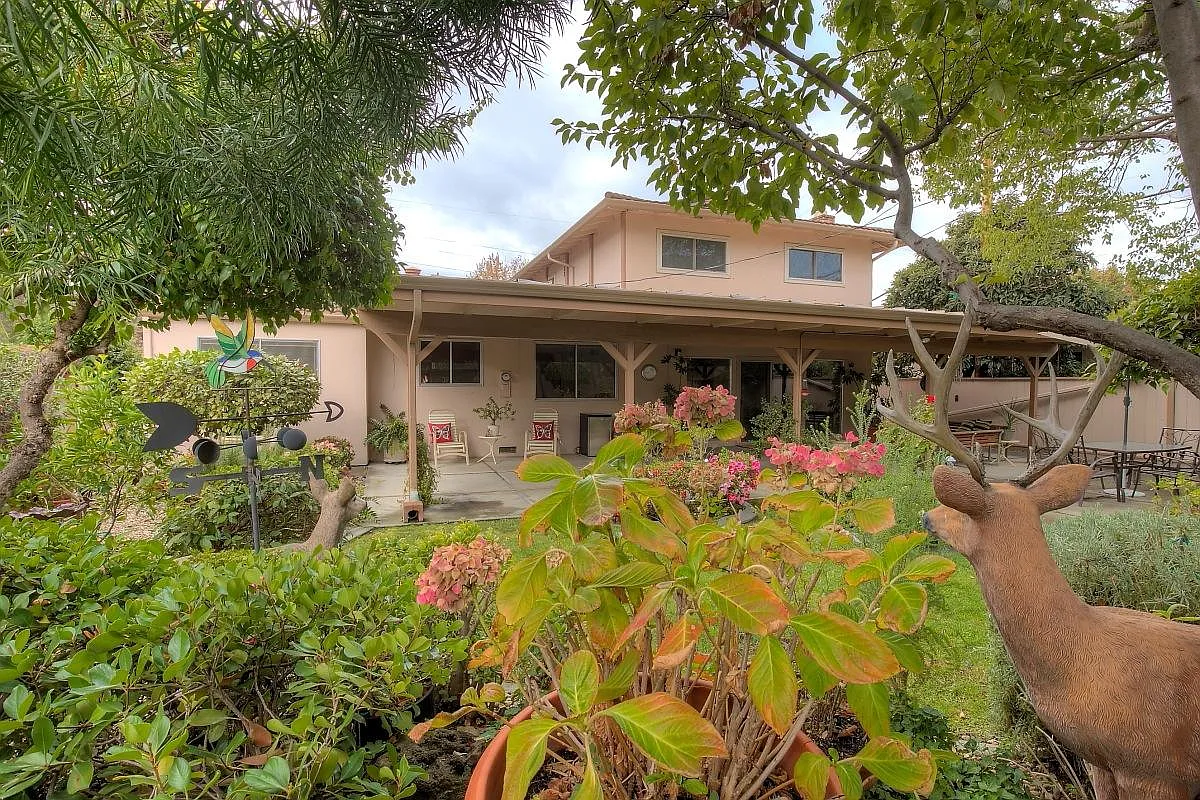 4 bed, 2.5 bath, 2100 sqft, $4,600 — Photo 1