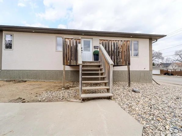 805 4th AVENUE NW, Moose Jaw, SK S6H 3W8