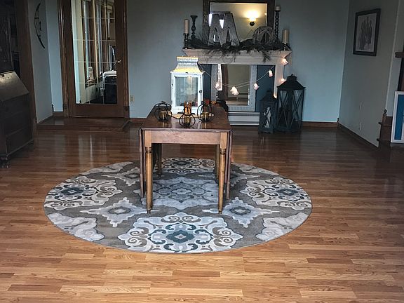 Grand entry with cubbies 