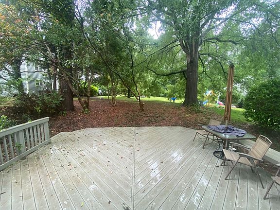 5th image of 18 Clover Dr