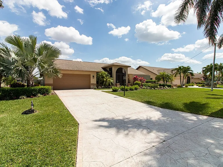 5605 SW 11th Ave — Photo 1