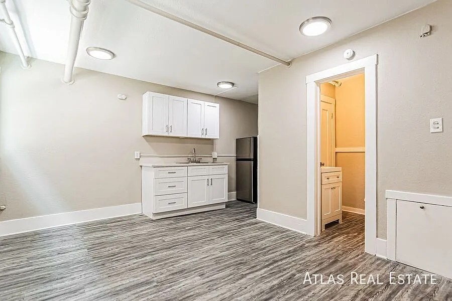 970 N Pearl Street — Photo 4