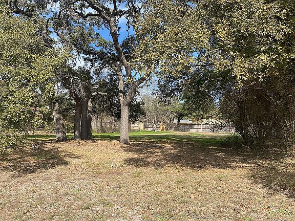 5th image of 150 Rosewood Dr