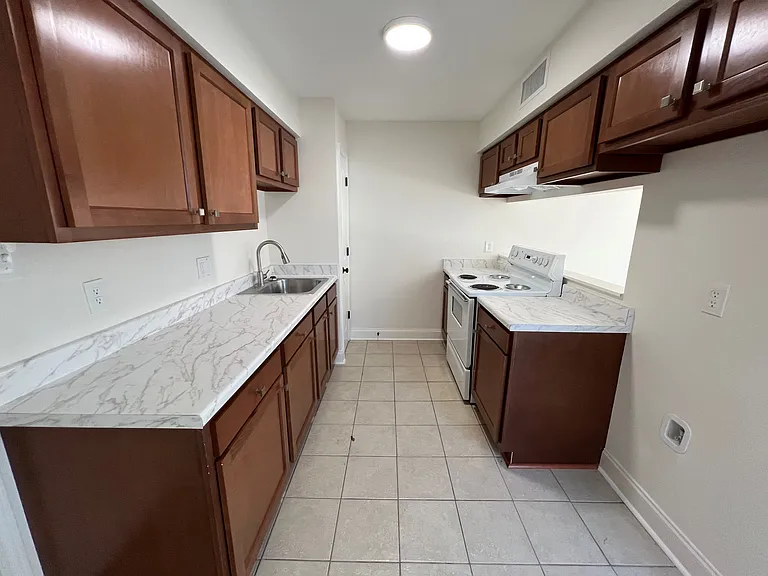 1204 Cambridge Dr #D — Photo 5