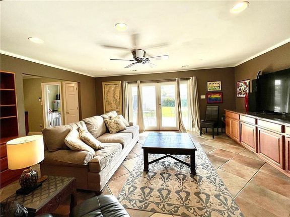 4th image of 5881 Bellaire Dr