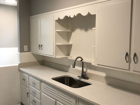 5th image of 901 W 21st St APT 1