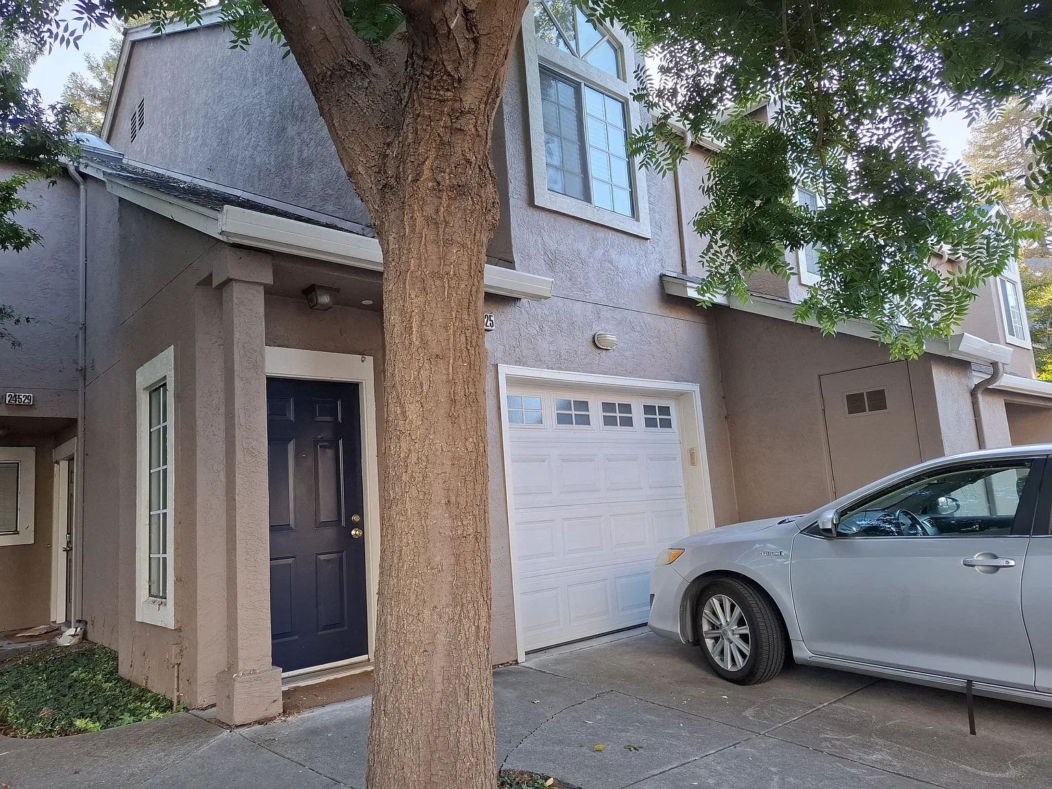 1 bed, 870 sqft, $2,300 — Photo 2