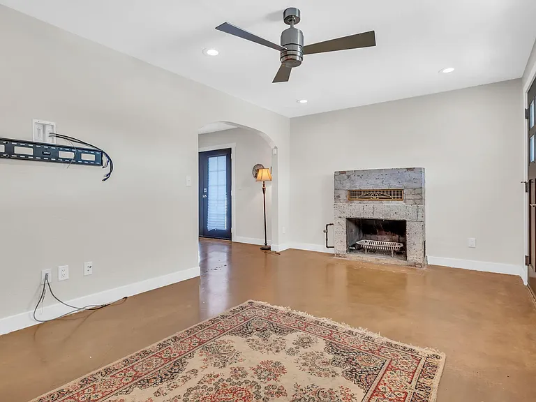 1522 E Griswold Rd — Photo 7