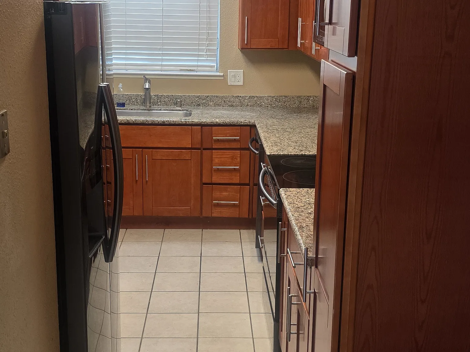 3 bed, 1.5 bath, 1212 sqft, $2,450 — Photo 4