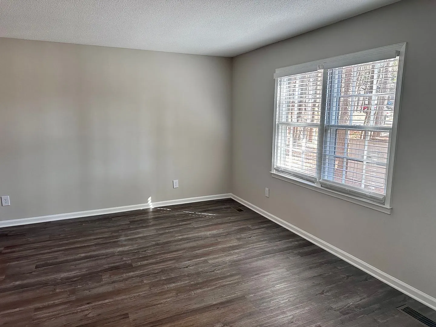 Stunning 2-bedroom, 2 -bathroom Apartment — Photo 3