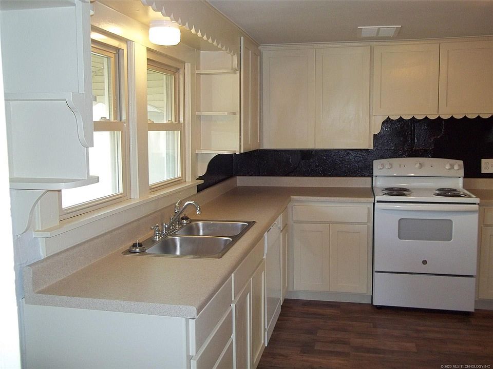 2nd image of 805 NE 9th St