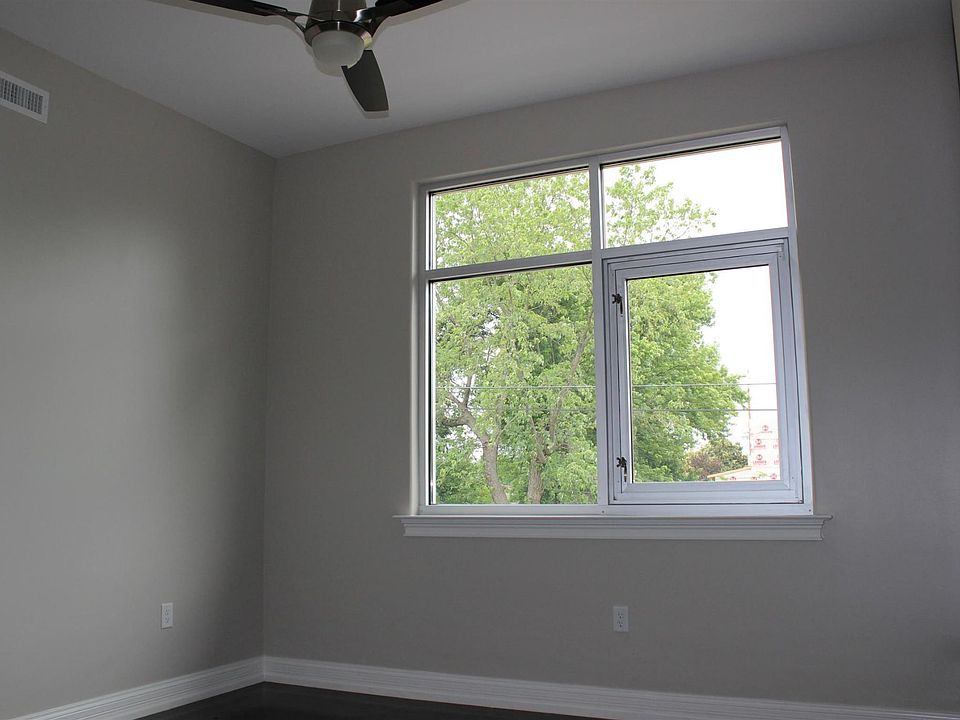 2nd image of 1900 Eastland Ave Ste 206