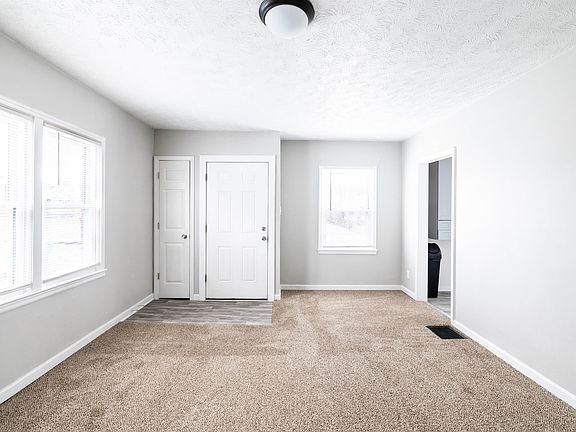 3rd image of 4724 Rosslyn Ave
