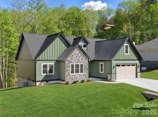 399 Crystal Heights Dr, Hendersonville, NC 28739
