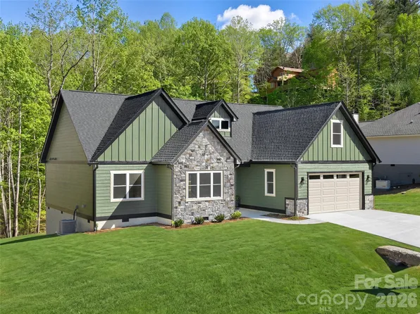 399 Crystal Heights Dr, Hendersonville, NC 28739