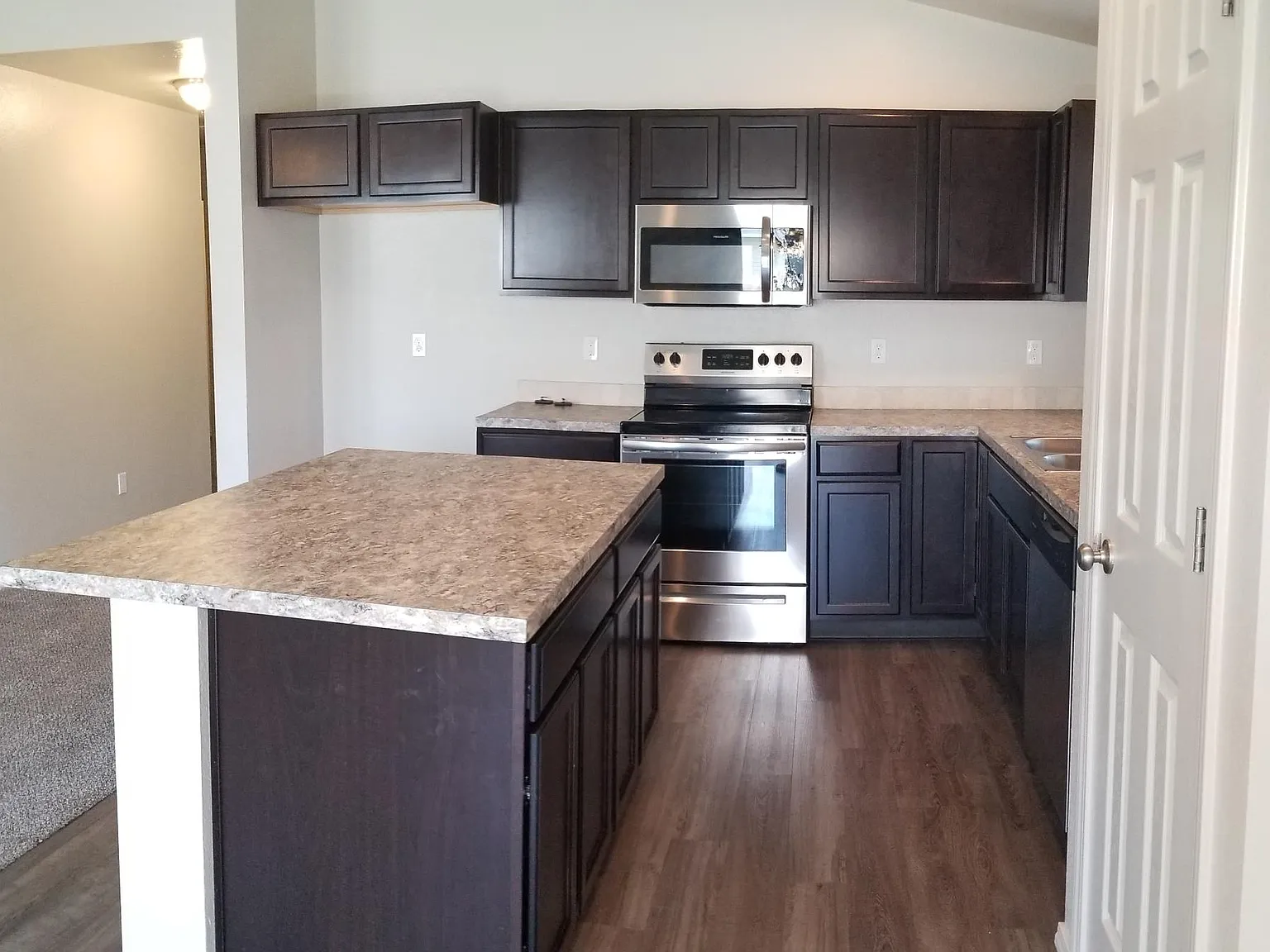 3 bed, 1699 sqft, $1,975 — Photo 4