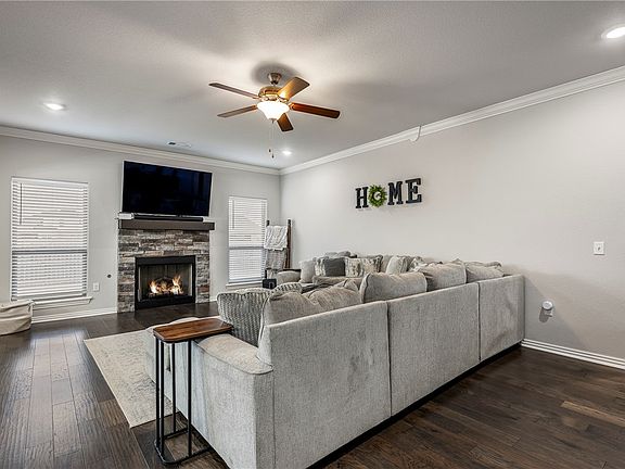 4th image of 990 Lakeview Dr