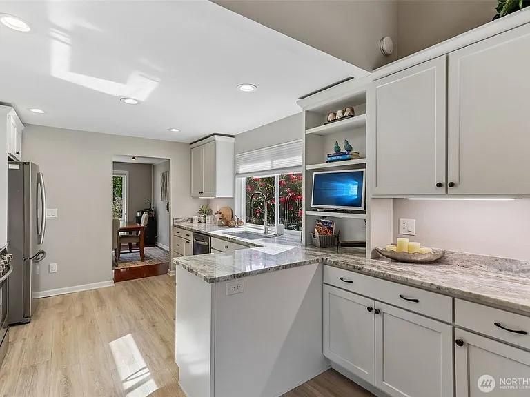 18906 SE 44th Pl — Photo 5