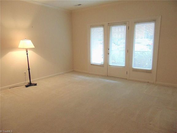 4th image of 8B Fountain Manor Dr