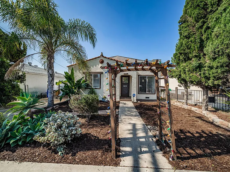 2576 Violet St — Photo 2