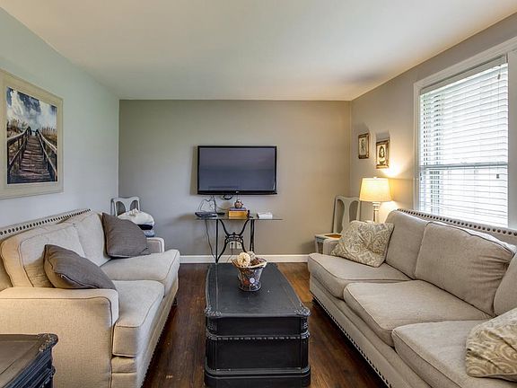 3rd image of 164 Lakeside Park Dr
