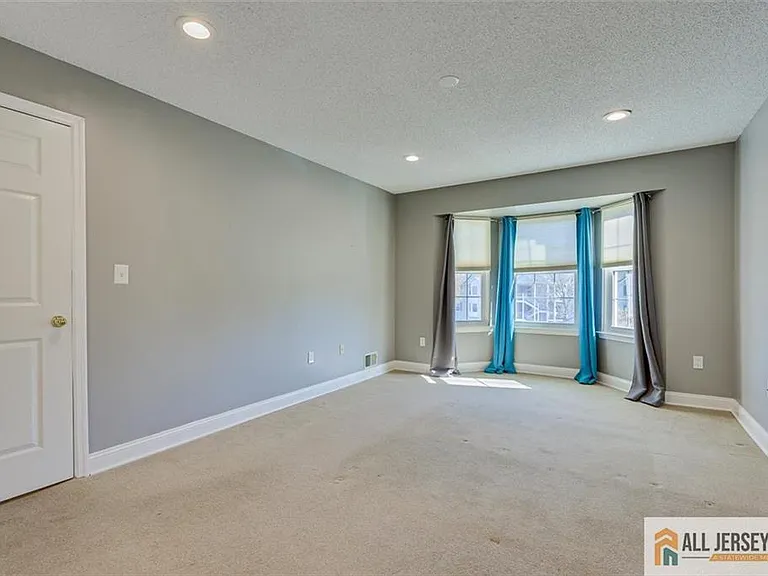 268 Kempsey Dr — Photo 16