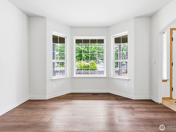 4th image of 263 Hamilton Court