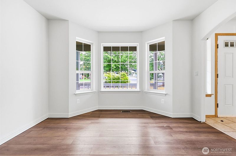 4th image of 263 Hamilton Court