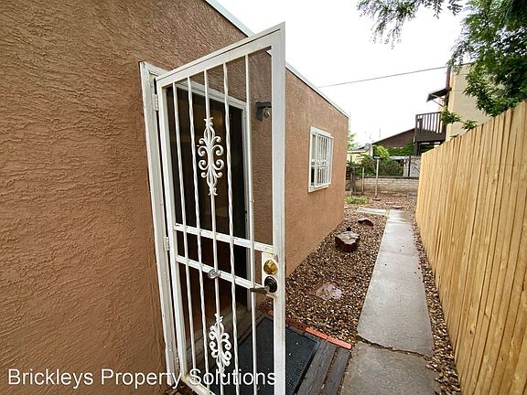 3rd image of 821 1/2 Girard Ct NE