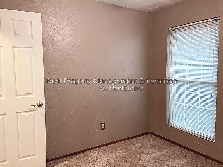 204 W 10th St — Photo 46