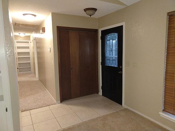 Entry way / hall