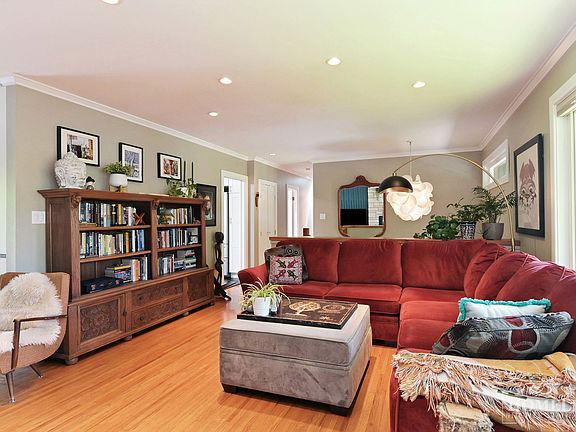3rd image of 10945 Lawrie Cres