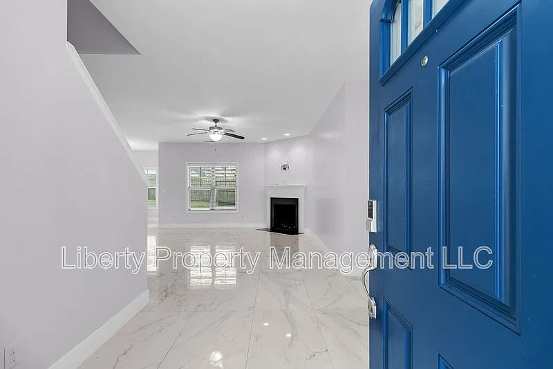 4 bed, 3.0 bath, 2304 sqft, $1,950 — Photo 2