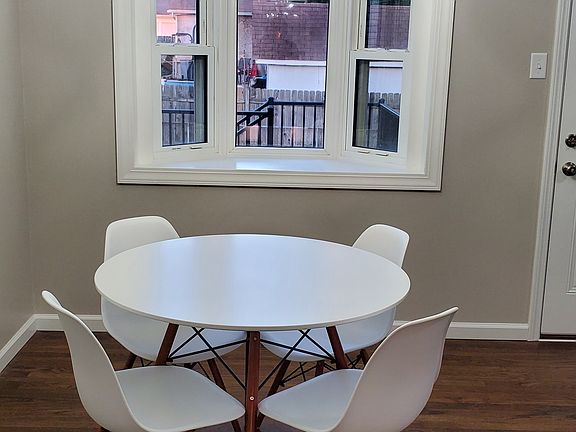 Kitchen eat-in area