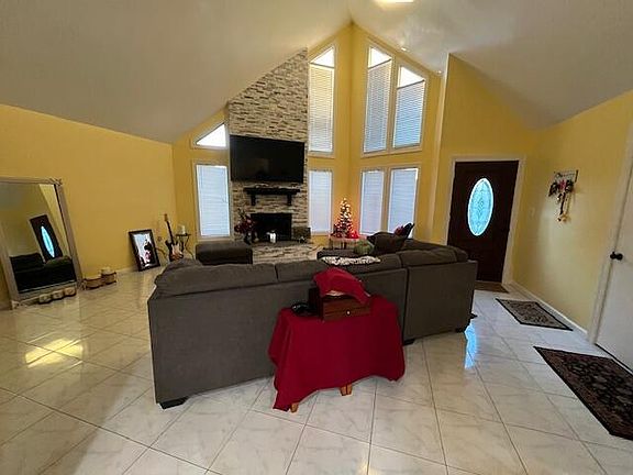 2nd image of 2 Royal Palm Ct