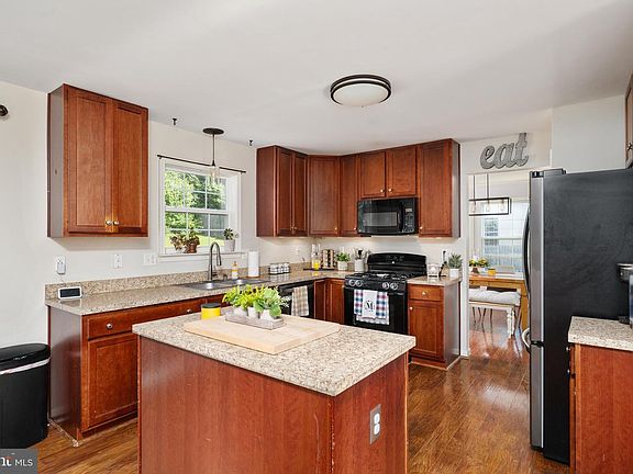 3rd image of 428 Calvert Cir