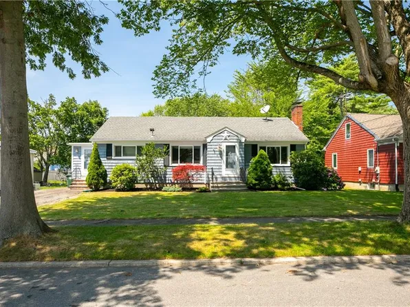 61 Richmond St, Bristol, RI 02809